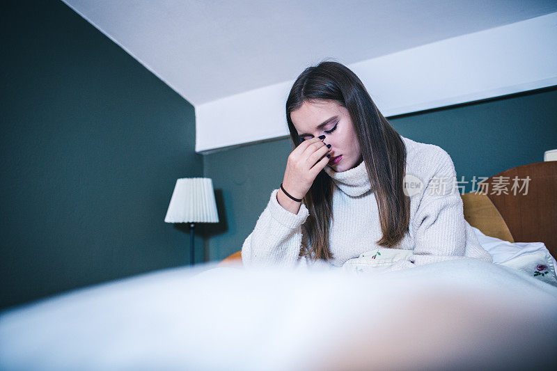 抑郁的女人在床上的肖像