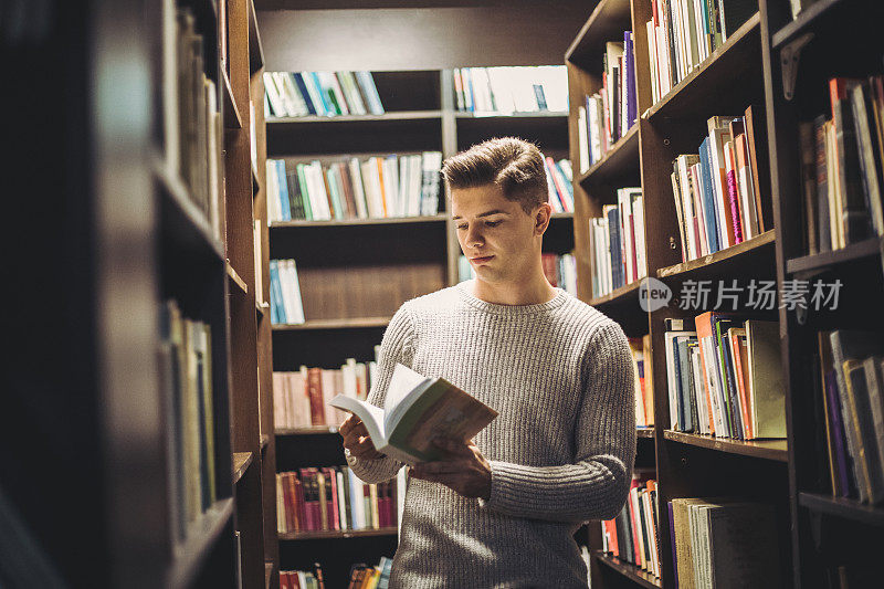 学生在图书馆里搜寻文献