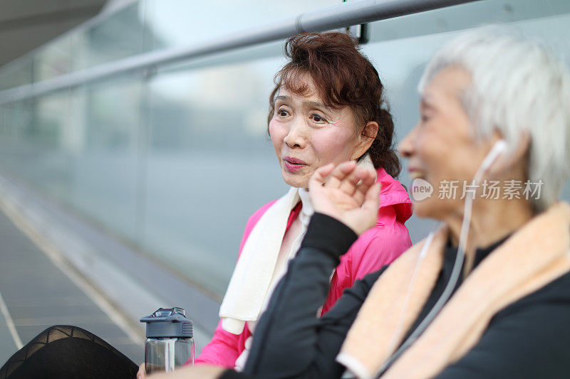 两名老年妇女在运动后喝水