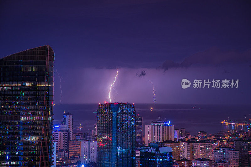 晚上有雷雨袭击城市