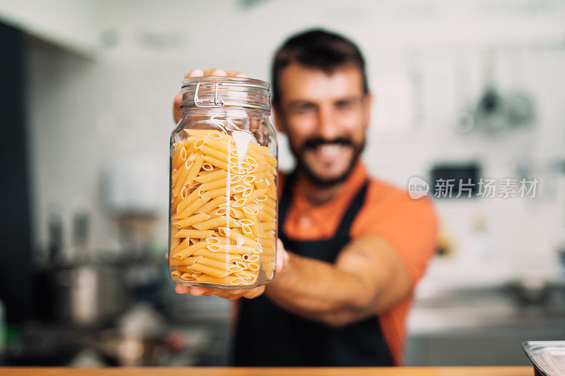 意大利面快餐店工作人员