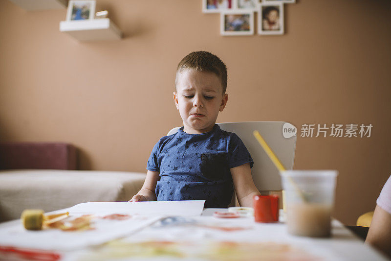 可爱的小男孩用水彩画