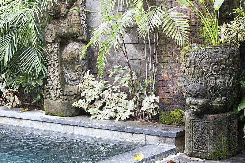 巴厘岛游泳池的传统雕塑