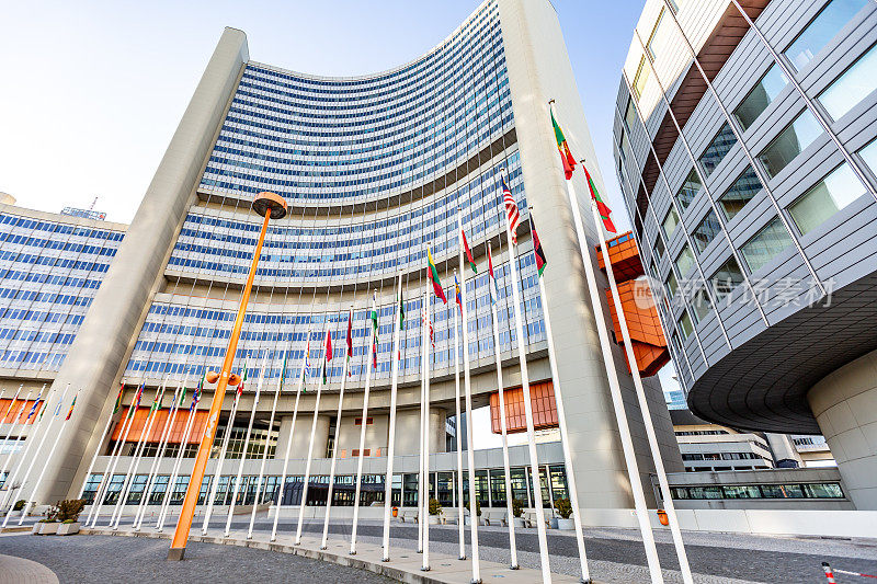 在一个阳光明媚的日子里，奥地利维也纳的联合国大楼悬挂着旗帜。水平方向