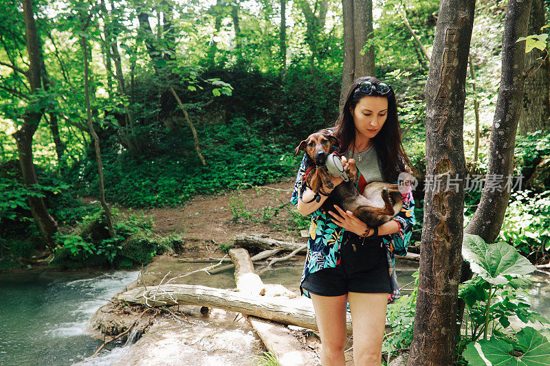 带着狗徒步旅行的女人