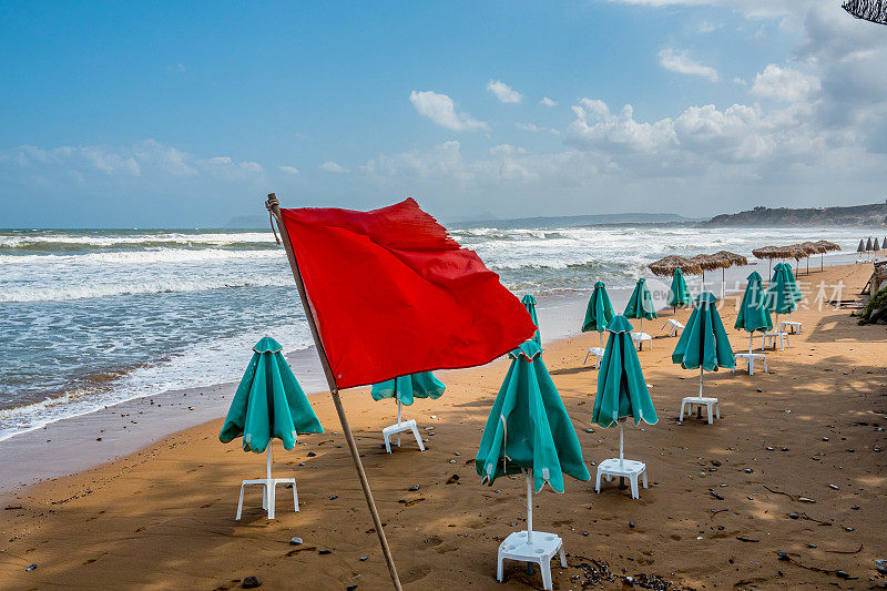 旅游海滩上标志危险的红旗