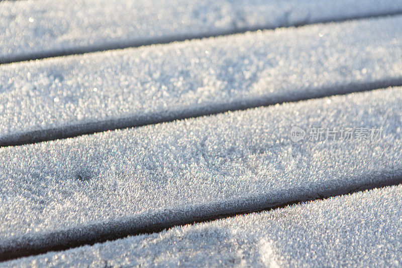 英国苏格兰高地洛蒙德湖附近的野餐桌上的霜雪