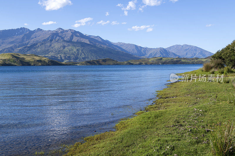 沿着格兰湖湾轨道的瓦纳卡湖风景