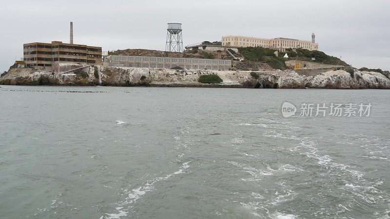 美国加州旧金山湾的恶魔岛。关押歹徒的联邦监狱，在多雾的岩石上。历史上的监狱，雾蒙蒙的海港里的悬崖。惩罚的监狱，犯罪的监禁