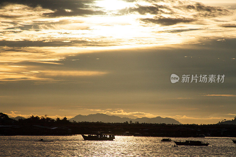 海面上美丽的云景，夕阳的镜头