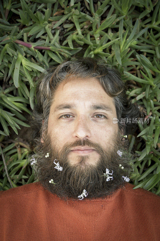 胡须上插着花的男性肖像