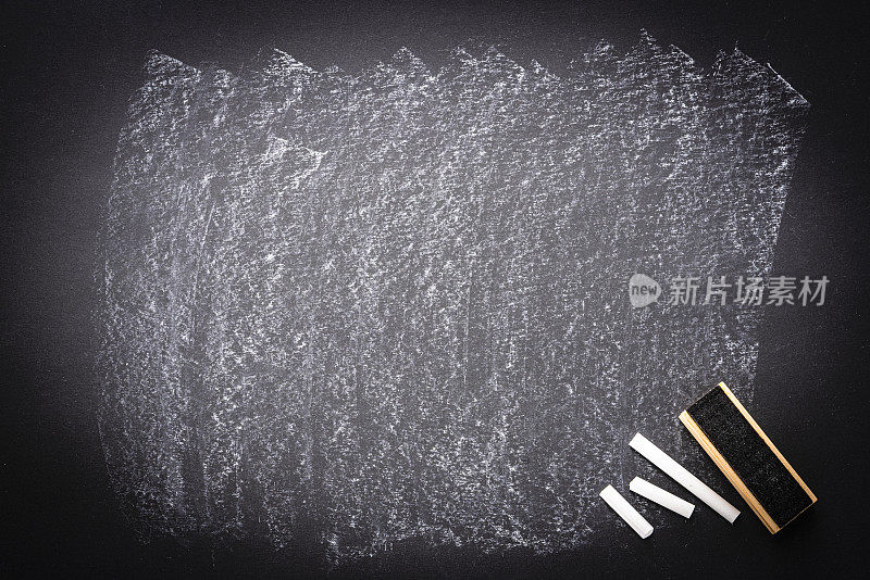 黑板擦和粉笔在空白的黑板上用粉笔擦过的痕迹