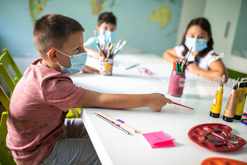 2019冠状病毒病大流行期间，学生们在私立学校的课堂上学习如何画画