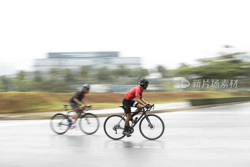 男子标准公路自行车比赛在平移照片