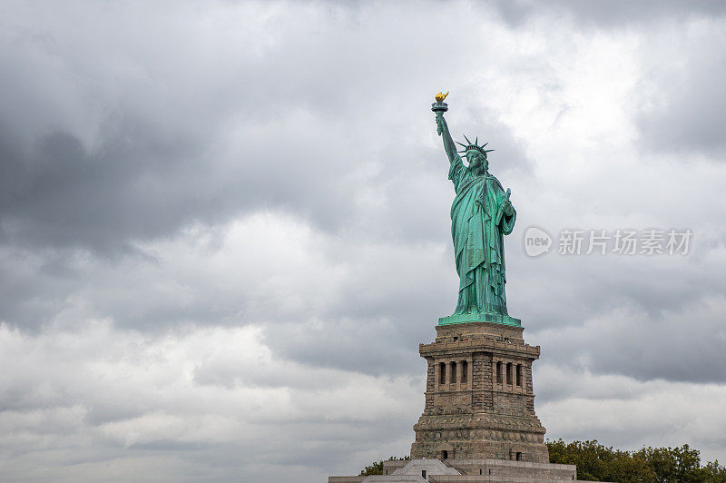 美国纽约的自由女神像。带有复制空间的Cloudscape背景