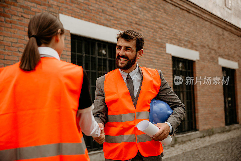 让我们握个手，结束这桩建筑交易吧