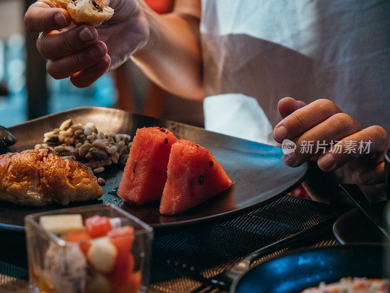 早餐吃水果和坚果的女人