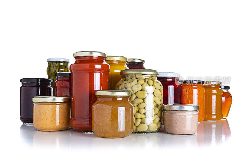 腌食品:白色背景上的玻璃罐
