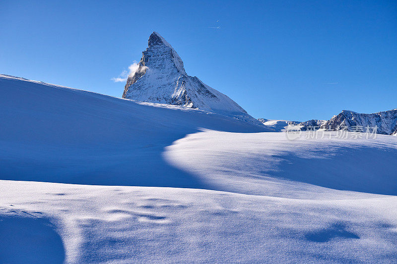马特洪峰和雪田，瑞士阿尔卑斯山
