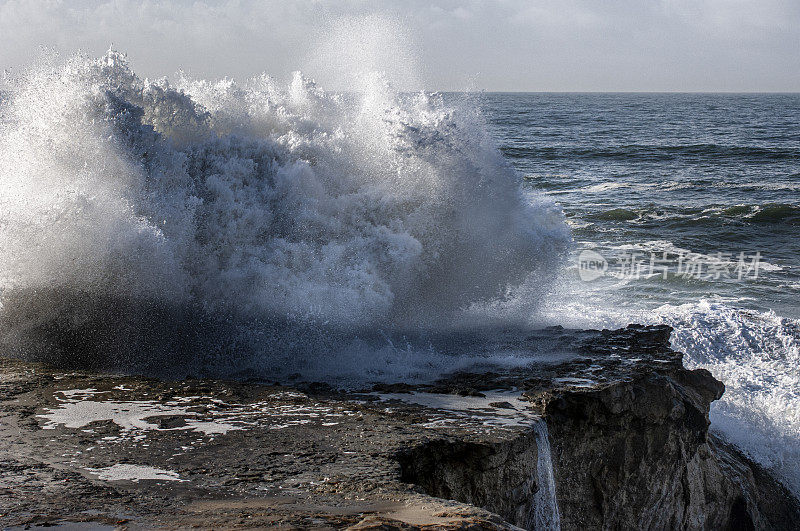 加利福尼亚海岸附近汹涌的海浪
