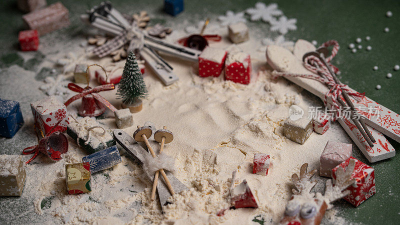 一组组的圣诞小装饰品用面粉像雪花一样排列在桌上