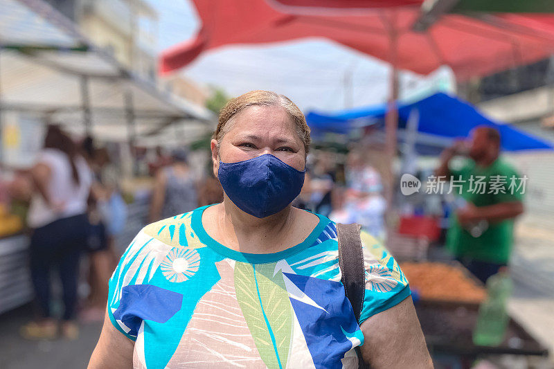 在巴西圣保罗，一个妇女在公共市场上