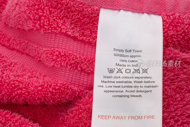 在毛巾上缝有洗涤说明的标签