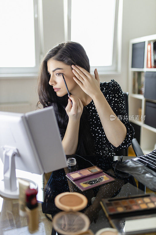 年轻女性化妆师的肖像准备工具拍摄教程