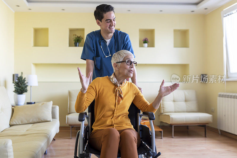 医疗保健工作者正在对一名身体残疾的老年妇女进行家访。