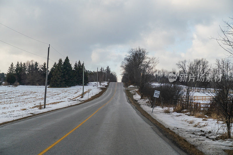 2车道高速公路在冬季与速度限制标志