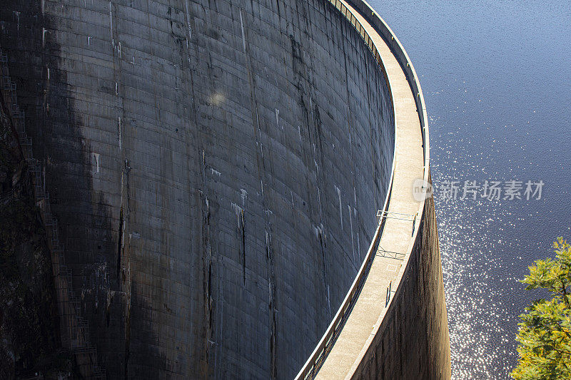 鸟瞰图的大型水泥坝墙创造水力发电