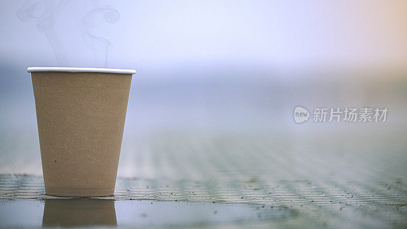 咖啡杯或一次性杯的背景在自然的早晨，为您的文本和标识复制空间