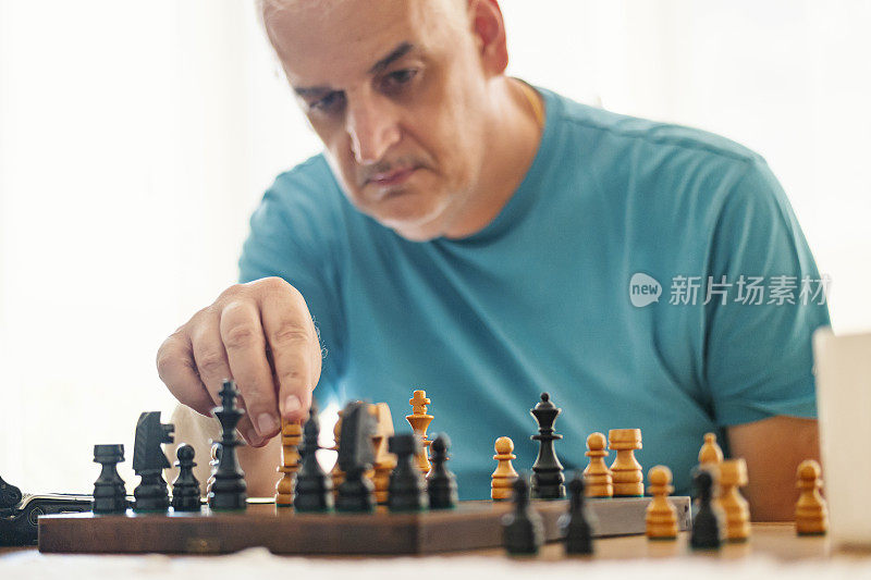 人下棋。