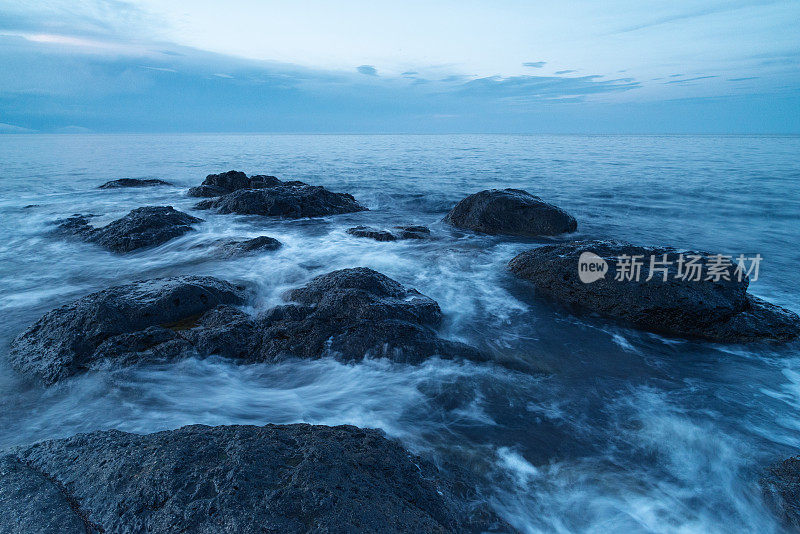 水景。黄昏时海浪拍打着海面上的岩石。