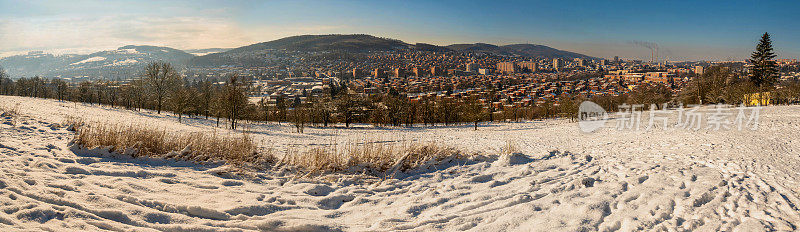著名城市Zlin在山谷中的冬季全景