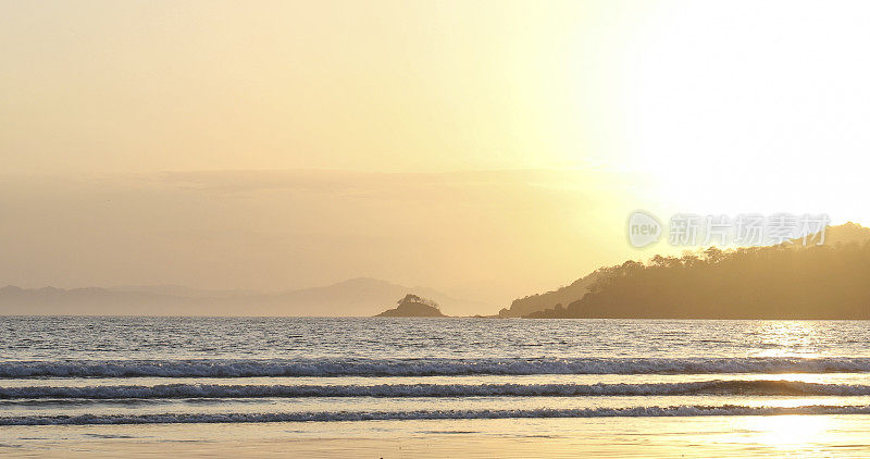 日出时太平洋及海岸线的美景