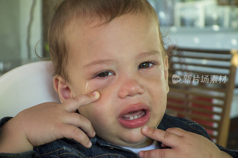 一个非常伤心的15个月大的男孩哭了