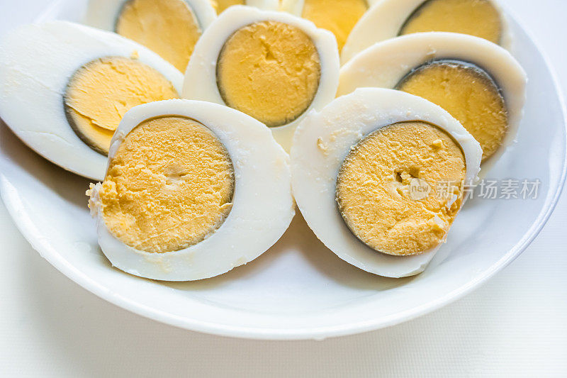把煮熟的鸡蛋切在盘子里