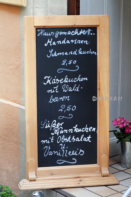 科布伦茨小餐馆门口的黑板上写着菜单和德国菜