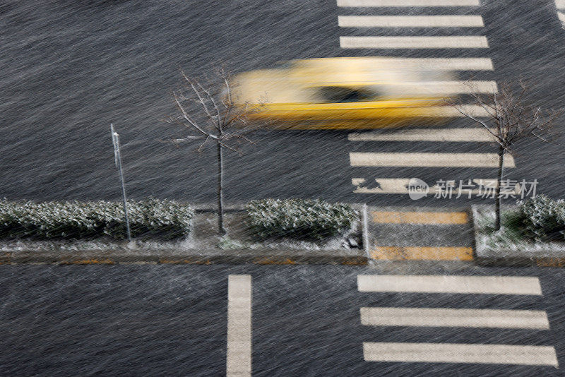 在下雪时驾驶出租车