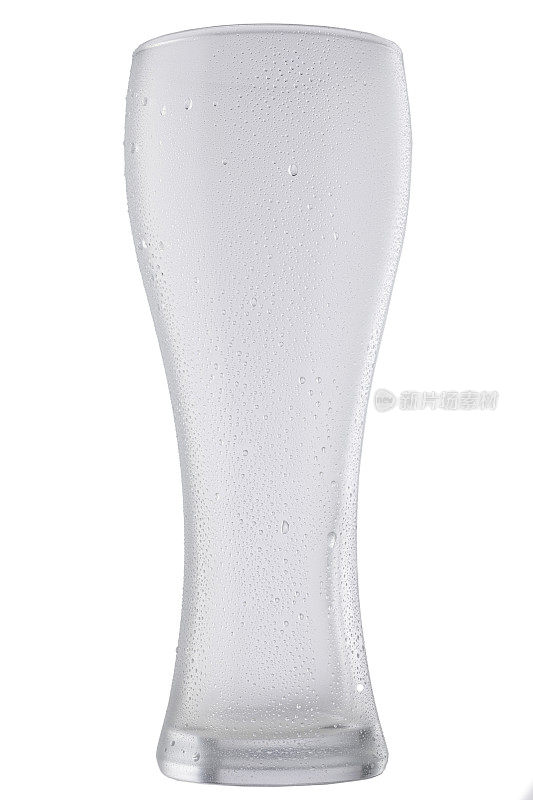 冰冷空白啤酒杯，覆盖着水珠凝结。用于饮料饮料产品的设计模型