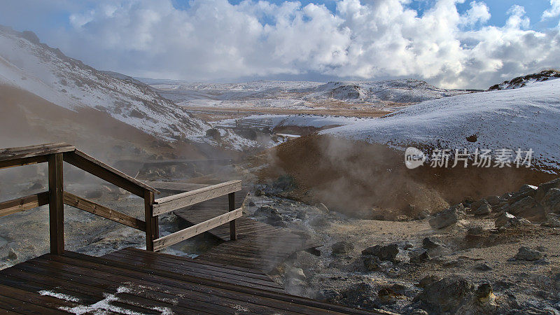 美丽的地热区Seltún，是Krýsuvík火山系统的一部分，在冰岛的雷克雅内斯半岛，有热气腾腾的温泉，火山喷发孔和泥浆罐，在冬天。