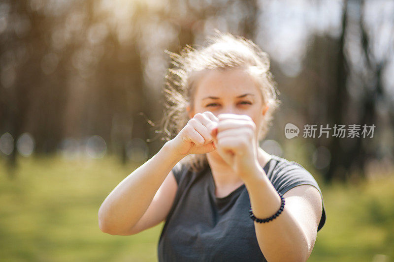 一个年轻女子在户外练习拳击