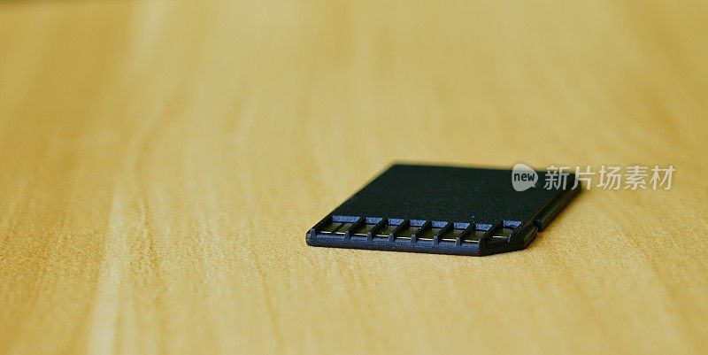 SD存储卡放在桌上