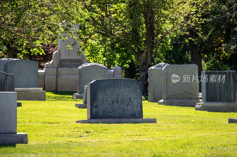 墓地里的各种不同风格的墓碑和墓碑