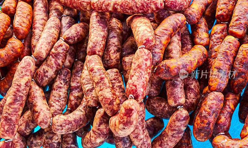 市场上的红香肠，一种典型的西班牙小吃