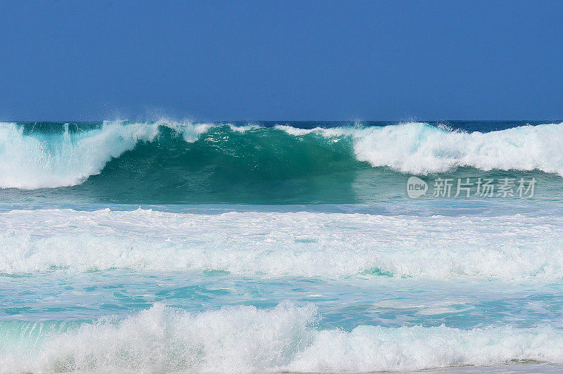 海浪拍打着海滩