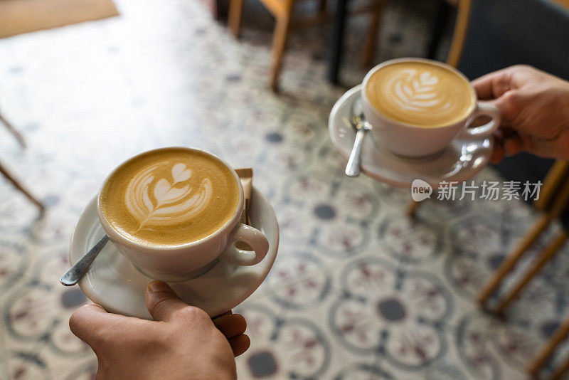 咖啡师制作咖啡杯拿铁艺术图库图库照片