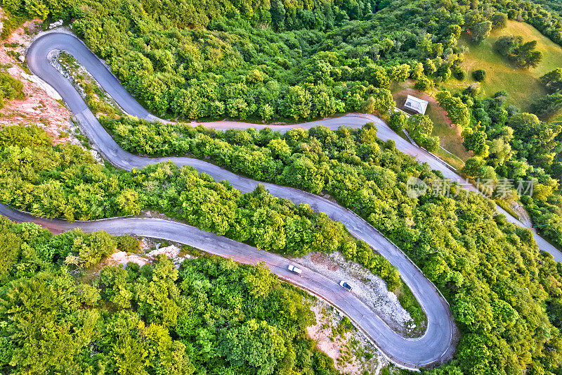弯弯曲曲的道路在绿色阿尔卑斯ladscape鸟瞰图，Agueglio山口公路上方的Varenna
