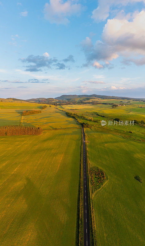 日落时分苏格兰乡村的垂直全景